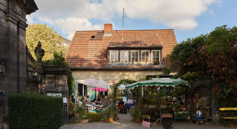 Valaha ravatalozó volt, most kávézó – a temető közepén. Mit tanulhatunk a gyászról a berliniektől?