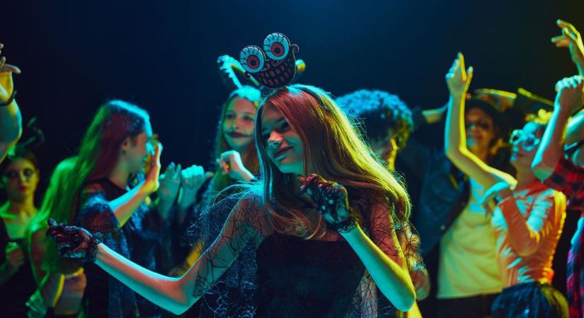 Olyan halloweeni táncot nyomtak a dorogi táncosok, hogy a járókelők is beálltak