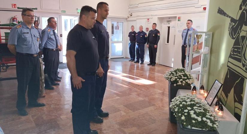 Elhunyt kollégáikra emlékeztek a tűzoltók Hevesben