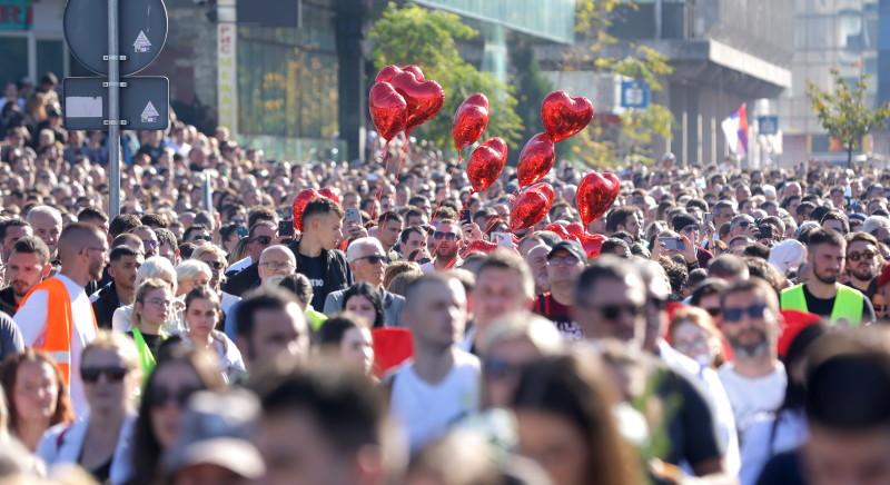 Egy évvel a tragédia után: a 16 halálos áldozatra emlékeznek Újvidéken