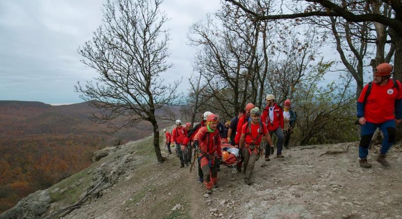 24 hegyimentő és helikopter is kellett a Prédikálószéknél megsérült túrázó mentéséhez