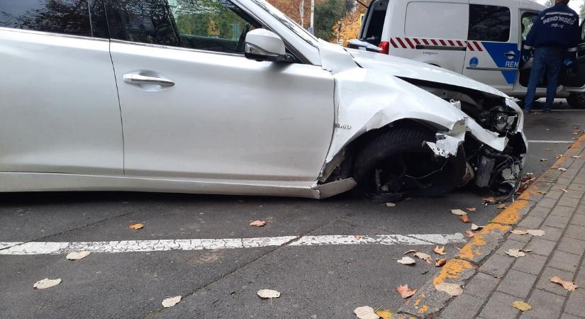 Döbbenetes! Karambolozott, majd több száz métert ment kitört kerékkel Nyíregyházán egy autós