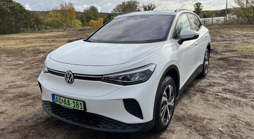 Teszten a Volkswagen jóárasított slágerautója: mire elég a legkisebb akkupakkos ID.4?