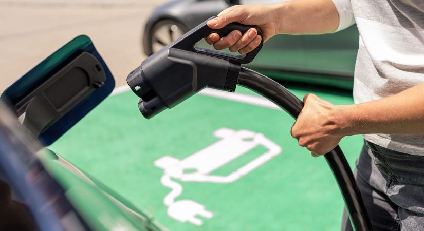 Tesla-fejlesztés Szegeden: új Supercharger jöhet a Rókusi Tesco parkolójába