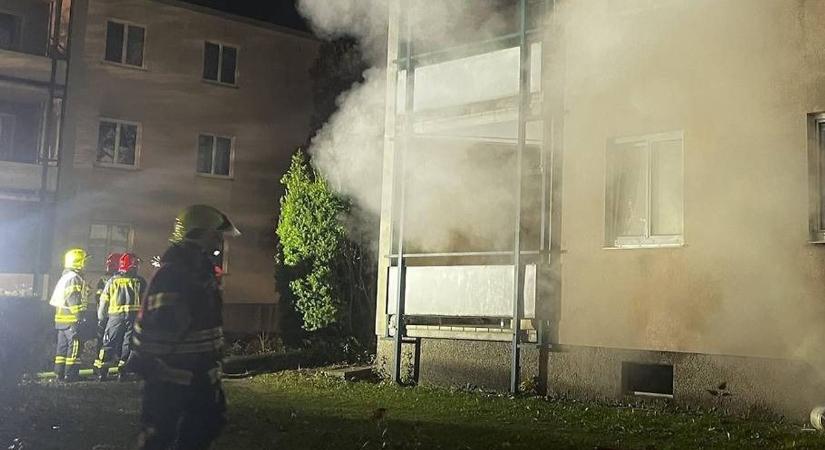 51 embert kellett kimenteni a sűrű füstből Ausztriában - fotók