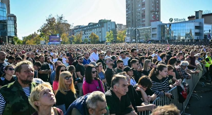 Két lányt fehérneműre vetkőztettek a szerb határőrök, akik nem engedték be az újvidéki tragédia évfordulójára érkező magyar diákokat az országba