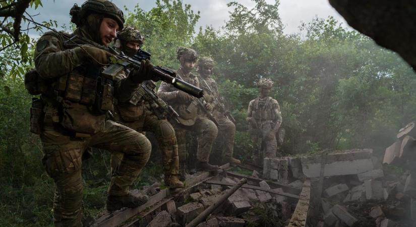 Ádáz csata dúl Pokrovszknál - videó