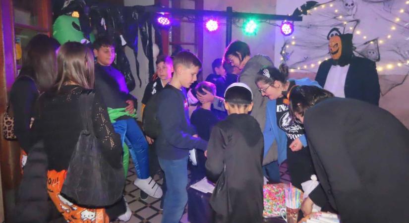 Borzongató este volt, vödörrel felszerelt boszorkányok és szellemek lepték el Szentest – galériával, videóval