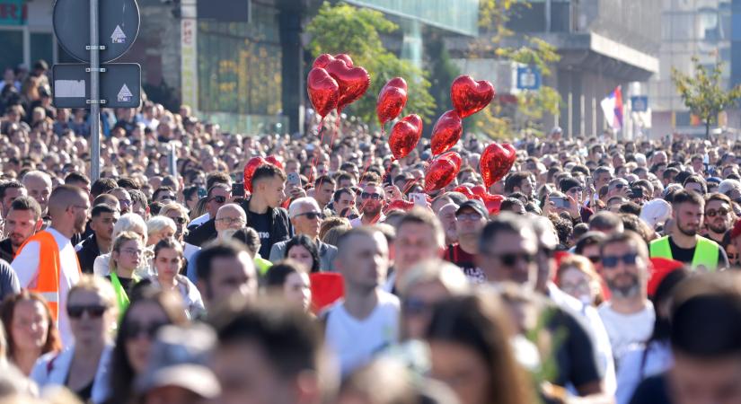 Megemlékezők az újvidéki szerencsétlenség évfordulóján