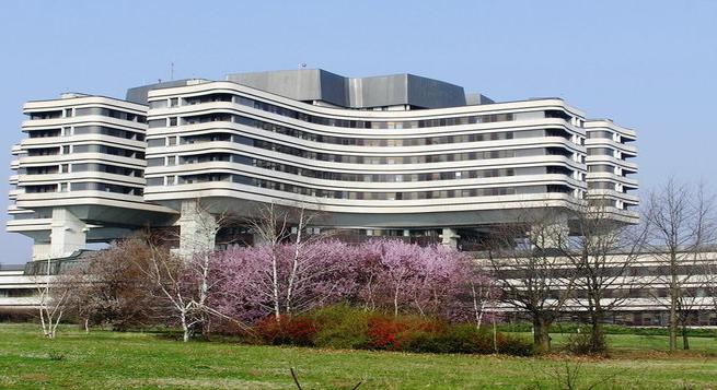 A bűnügyi rendőrség a Honvédkórházban – azt a személyt keresik, aki a mérget biztosította volna