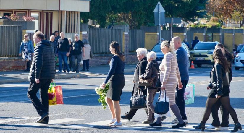 Élettel telnek meg a temetők: sokan már ma elindultak szeretteik sírjához