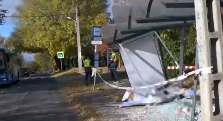 Buszmegállóba csapódott egy autó a XVII. kerületben, hárman megsérültek