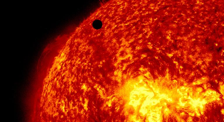 Farkaséhes behemót módjára kebelezi majd be a Földet a Nap