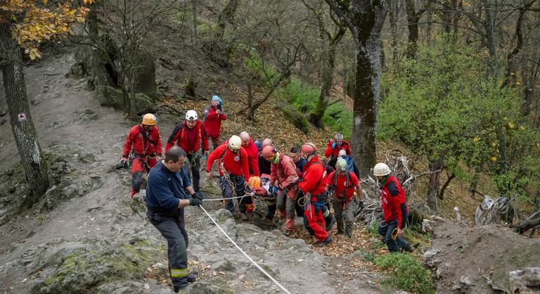 Mentőakció a Dunakanyarban, 24 barlangi mentő segített egy sérült, 66 éves túrázón