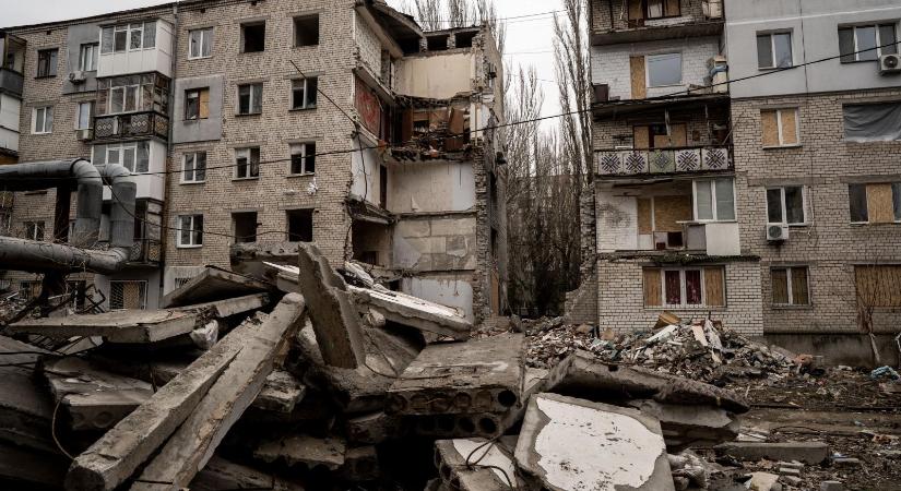 Egy ember meghalt, amikor ballisztikus rakétával lőtték Mikolajivot az oroszok, az ukránok kőolajvezetékre és hőerőműre mértek csapást