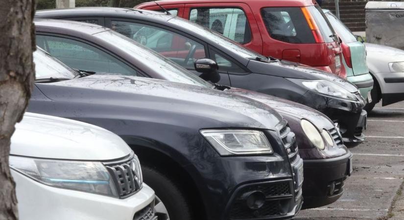 Péntek hajnali sokk Szolnokon: megszólalt a tulaj – az őrzött parkoló sem véd