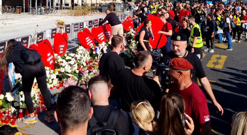 Újvidék gyászol: egy éve történt a 16 emberéletet követelő tragédia