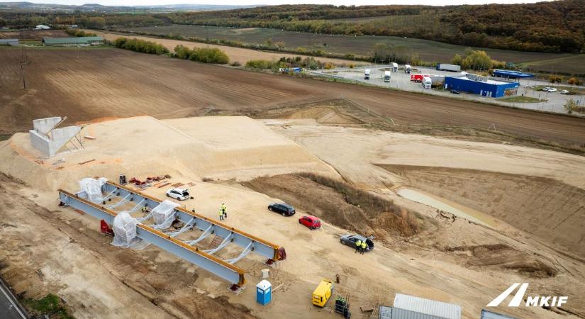 M1-es bővítése: 72 hidat, felüljárót építenek át - fotók