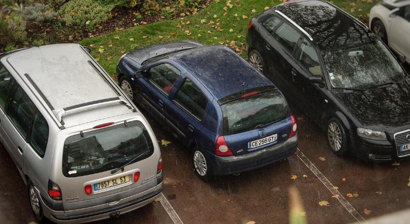 Korlátozzák a parkolást Budapesten, ebben a kerületben számíthatnak szigorításra az autósok