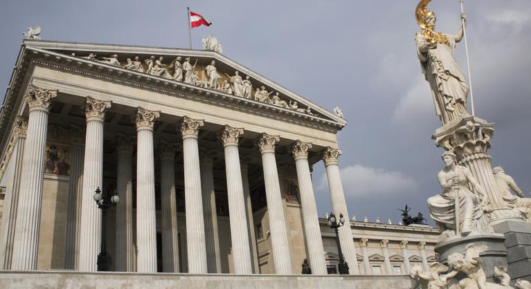 „Külpolitikai időzített bomba” – parlamenti vizsgálat indul Bécsben a Tisza Párt támogatásáról