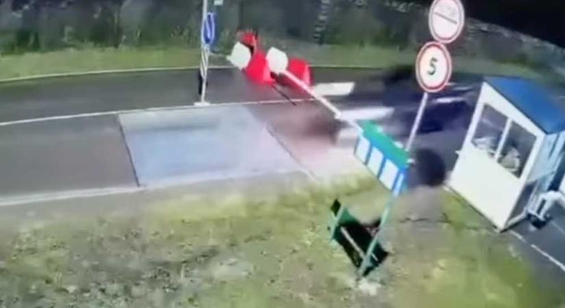 Átszakította autójával a sorompót, így menekült át egy ügyvéd az ukrán-magyar határon: videó a cikkben