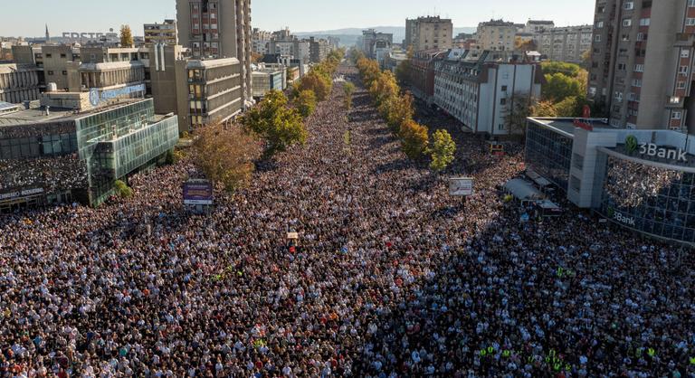 Visszafordították az újvidéki megemlékezésre tartó magyar diákokat a szerb határon, két lányt fehérneműre vetkőztettek