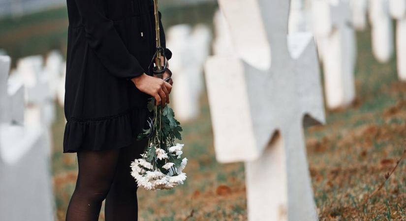 Temetési ruhában az esküvőre? Egy menyasszony döbbenten reagált édesanyja döntésére