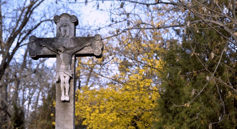 Asztalt terítenek az elhunyt lelkeknek, gyertya jelzi, ki fog előbb meghalni – Magyar népszokások Mindenszentekkor