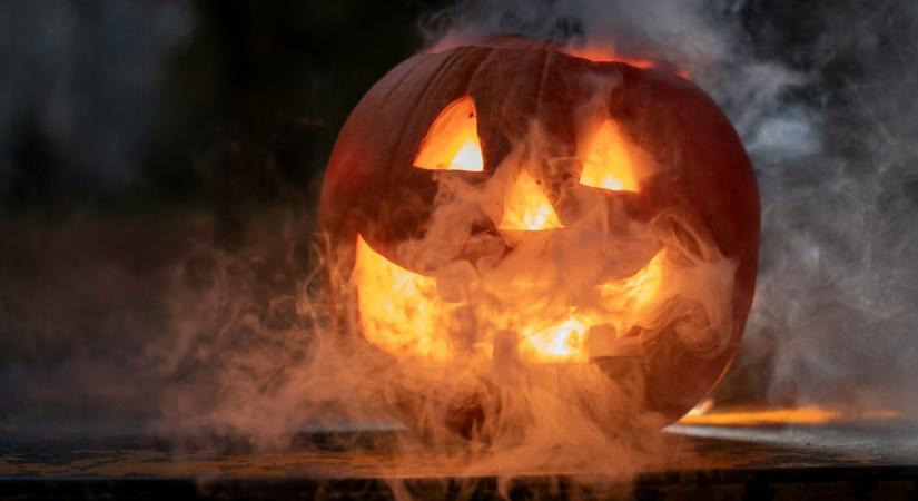 Félmeztelenül ünnepelte a halloweent a magyar sztár – Fotó