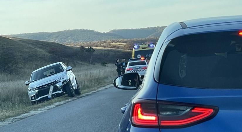 Nagy a baj? Csúnya motoros baleset a körforgalom közelében! (helyszíni fotó)