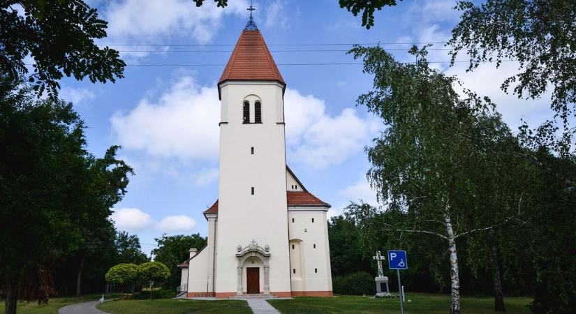 100 éves lett az ópusztaszeri templom – a megható jubileumra az építtető unokája is hazatért
