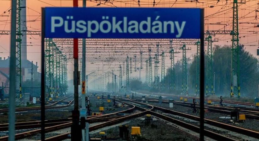 Még egy ilyen vasúti fénysorompót nem találsz az országban, mint amit Püspökladányban