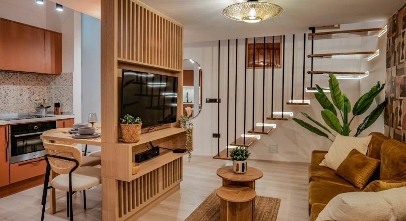 Káprázatos 36 m2-es budapesti galériázott lakás vörösesbarna, zöld és natúr fa színkombinációval