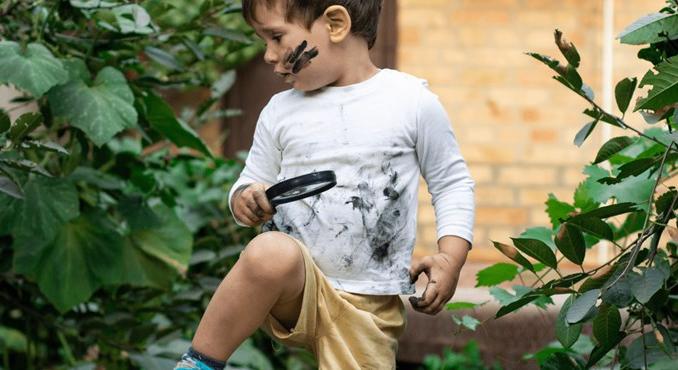 "A városi gyerekek túl steril környezetben nőnek fel" – az óvodák udvaraira mohát és vadnövényeket telepítettek