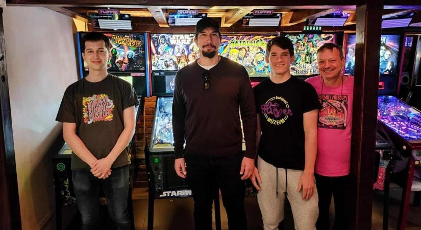 Adam Driver Fejérben forgat, most pedig a Flippermúzeumba látogatott el