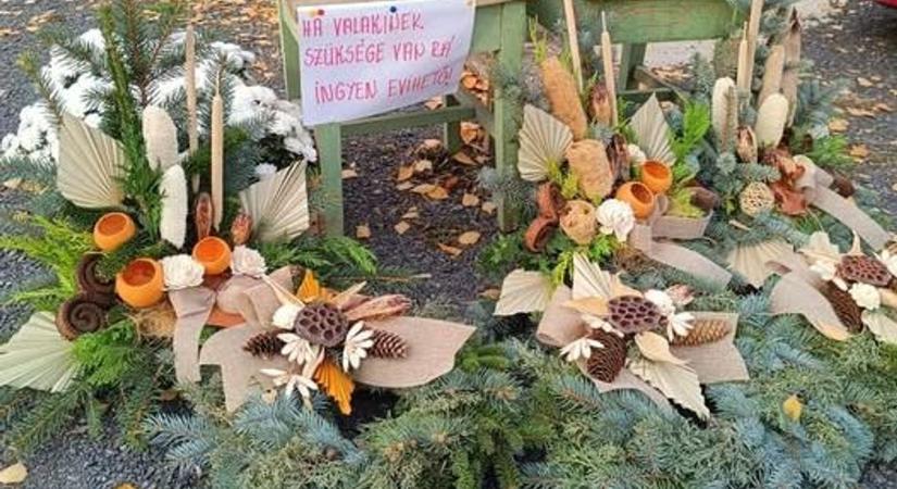 Ingyen koszorúkat osztogatnak az egyik vasi településen