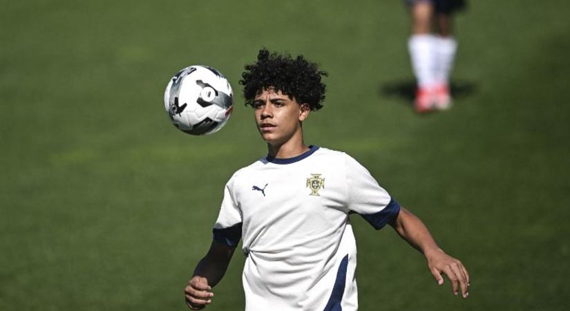 Olyan luxusautót kapott Cristiano Ronaldo 15 éves fia, hogy a szemünk könnybe lábad (FOTÓ)