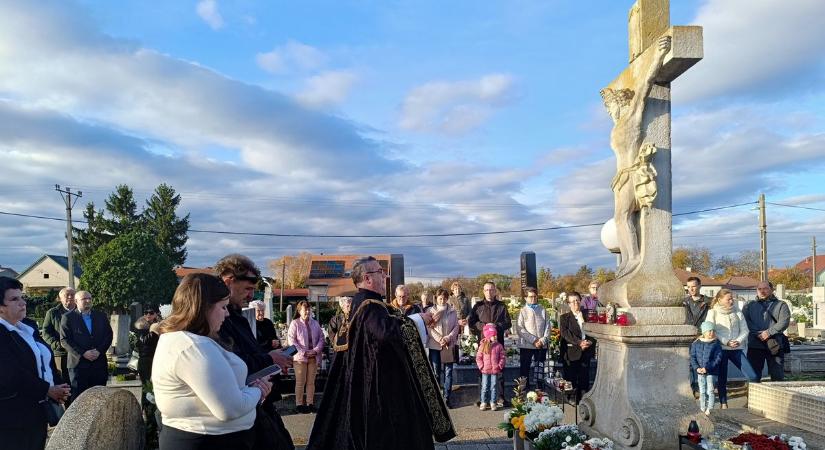 Mindenszentekkor virágba, fénybe öltözött a vépi temető is