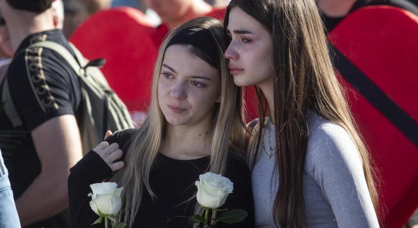 Tizenhat perc néma csend – Gyászol Szerbia, több száz ezer ember emlékezik az utcákon az egy éve történt újvidéki pályaudvari tragédiára