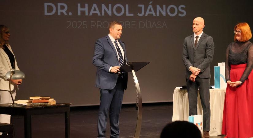 „A város titkainak őrzője” – Pro Urbe díjjal ismerték el a paksi helytörténészt