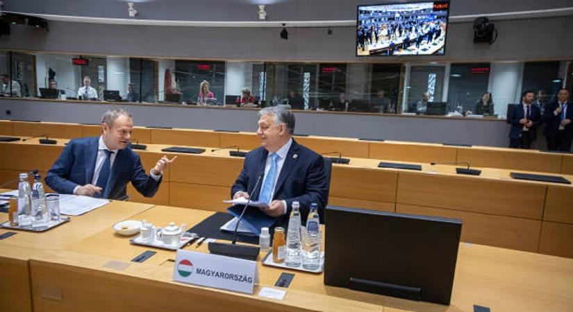 Orbán Viktor: Donald Tusk pánikban van, bukik otthon, és háborút akar Európában