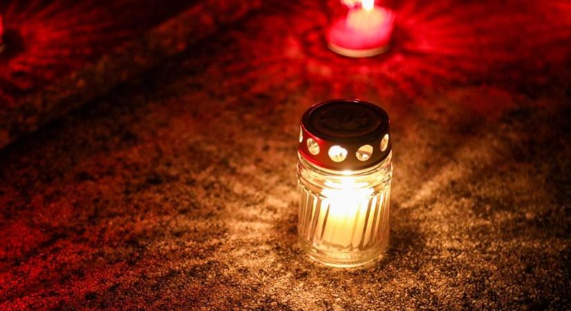 Gyertyák gyúltak az elhunytak emlékére – a látvány magával ragadó – galériával