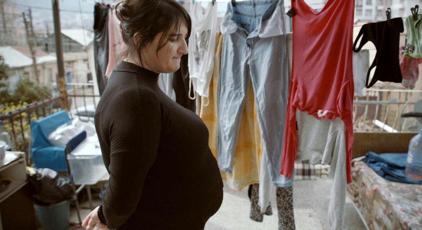 „Gratulálok! Mármint a szülőknek” – Egy grúz béranya igaz története