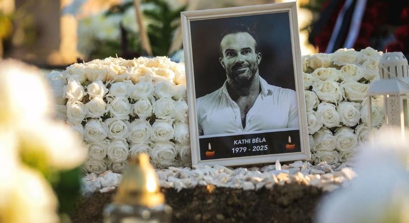 Szívszorító látvány: így néz ki Kathi Béla sírja mindenszentek napján – fotókkal, videóval