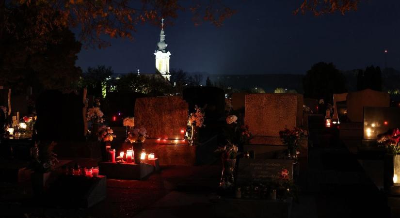 Több ezer gyertya gyúlt – sokan kilátogattak a temetőkbe (galériákkal)