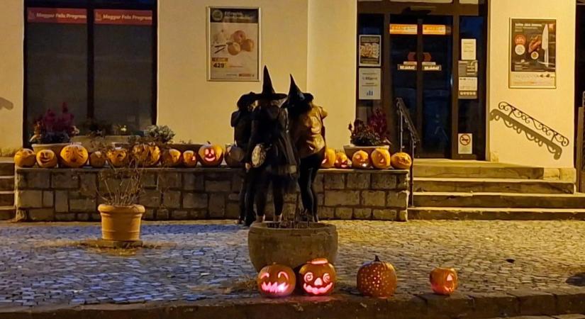 Zebegényben mégis kikerültek az éjjel a „haláltökök”, pedig a polgármester betiltotta az akciót