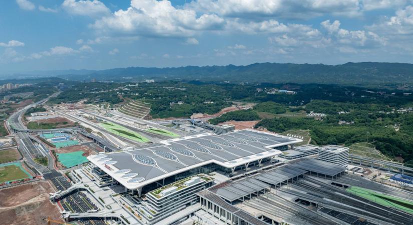 170 futballpályányi területű, óránként 16 ezer utast bír el és 2600 milliárd forintba került