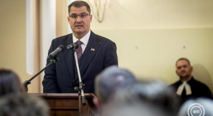 A hitet nem elrejteni kell, hanem megvallani és megvédeni