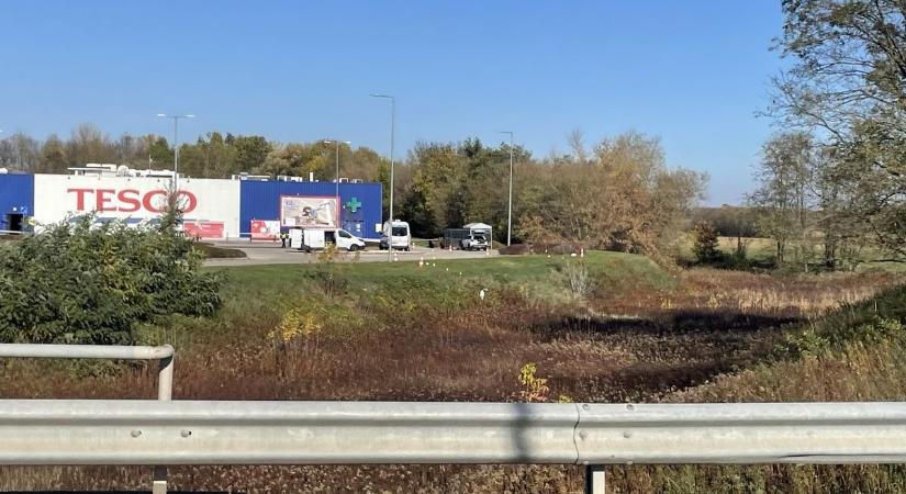 Rendőrségi razzia a Tescónál – betörés vagy rablás áll a háttérben?
