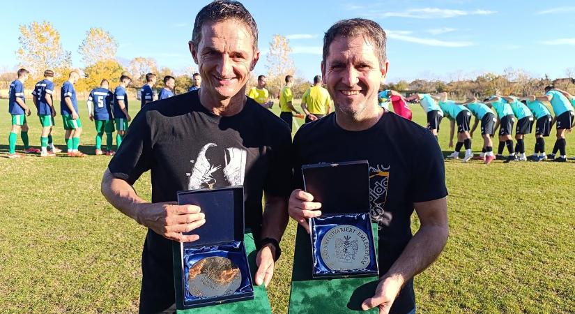 Pályát és lelátót avattak Sárrétudvariban, a DVSC legendái nem akármilyen elismerésben részesültek! – fotókkal, videóval!